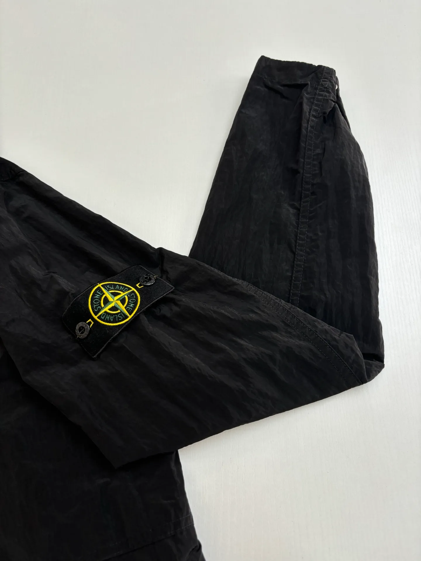 P490 Stone Lslan*/Stone Island Arm Sleeve Logo Jacket Jacket Made of woven nylon fiber, it is extremely lightweight, durable and wear-resistant. During the spinning process, the nylon fiber is steam-treated to obtain a texture comparable to organic fiber. Multiple work pockets are hand-sewn. A finished product is very time-consuming and labor-intensive. Just to pursue the most perfect texture. Classic logo square badge on the placket. Thickened quilting, windproof and warm. A full set of special buttons and hardware accessories. Original YKK zipper fabric is waterproof.  Size：S/M/L/XL